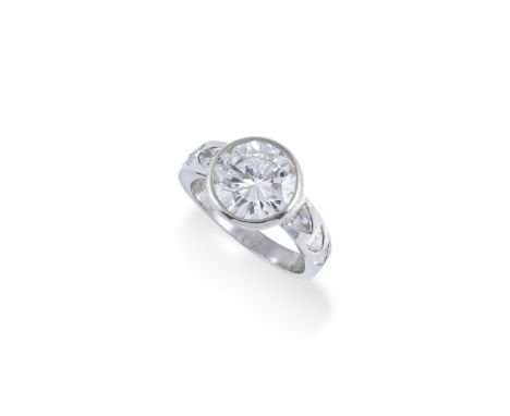 BAGUE DIAMANTSSertie d'un diamant de taille brillant pesant 3.54 carats, épaulée de six diamants de forme triangulaire, poinç