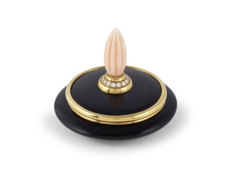 BOUCHERON: BOITE ONYX, CORAIL ET DIAMANTS, CIRCA 1950De forme ronde, la monture composée d'onyx et d'or jaune, la prise ovoïd