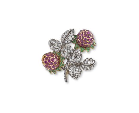 BROCHE RUBIS, EMERAUDES ET DIAMANTS, FIN DU 19E SIECLEFormant un brin de framboise, sertie de rubis et d'émeraudes de forme r