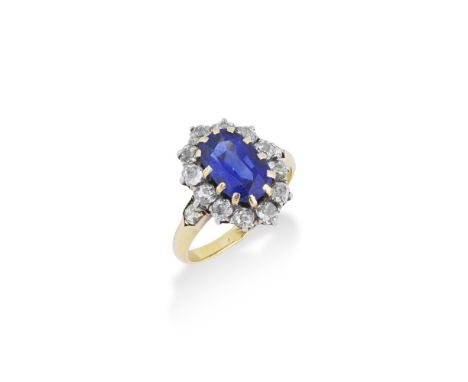 BAGUE SAPHIR ET DIAMANTSDe forme ronde, sertie au centre d'un saphir de forme ovale dans un entourage de diamants de taille a