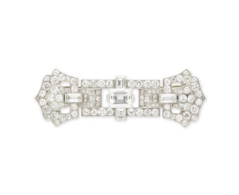 BROCHE DIAMANTS, CIRCA 1930Formant une plaque ajourée, sertie sur l'ensemble de diamants de forme rectangulaire, de taille br