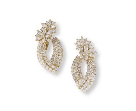 PAIRE DE CLIPS D'OREILLES DIAMANTSChacune formant une étoile filante stylisée, sertie sur l'ensemble de diamants de taille ma