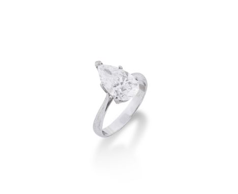 BAGUE SOLITAIRE DIAMANTOrnée au centre d'un diamant de forme poire pesant 2.42 carats,  poinçon français d'import pour l'or 1