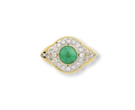BROCHE EMERAUDE ET DIAMANTSDe forme oblongue, sertie au centre d'un cabochon d'émeraude dans un entourage de diamants de tail