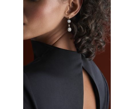 PAIRE DE BOUCLES D'OREILLES DIAMANTS, FIN DU 19E SIECLEChacune sertie de diamants de taille ancienne et de taille coussin anc