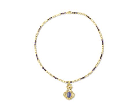 COLLIER PENDENTIF SAPHIRS ET DIAMANTSLa chaîne composée d'une alternance de saphirs de forme ronde et de diamants de taille b