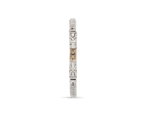 CARTIER: MONTRE DE DAME OR ET DIAMANTS, MOUVEMENT MECANIQUE, CIRCA 1935Le boîtier de forme rectangulaire, le bracelet composé