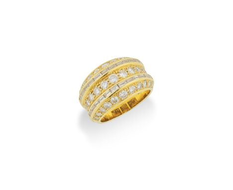 PATEK PHILIPPE: BAGUE DIAMANTSFormant un large jonc en or jaune serti de diamants de taille baguette et de taille brillant, s