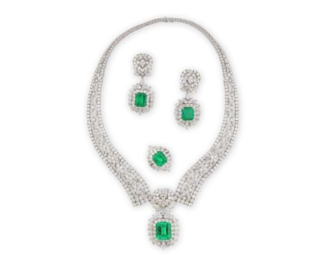 PARURE A TRANSFORMATION EMERAUDES ET DIAMANTSComprenant un collier, une paire de clips d'oreilles et une bague, l'ensemble se