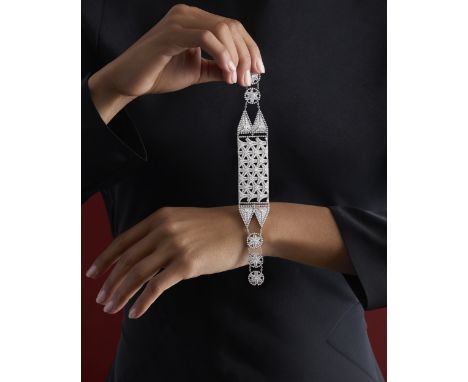 BRACELET DIAMANTS, CIRCA 1930Formant un bandeau souple composé de maillons articulés, décoré sur l'ensemble de motifs géométr