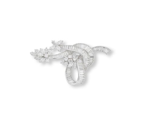 BROCHE/PENDENTIF DIAMANTSFormant un bouquet stylisé, entièrement serti de diamants de taille baguette, de taille brillant et 