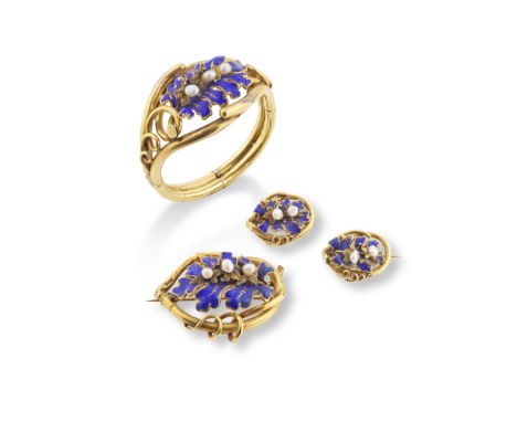PARURE EMAIL, PERLES DE CULTURE ET DIAMANTS, CIRCA 1860Comprenant trois broches et un bracelet rigide ouvrant, chacun orné d'