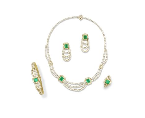PARURE EMERAUDES ET DIAMANTSComprenant une paire de boucles d'oreilles, une bague, un bracelet et un collier, sertie sur l'en