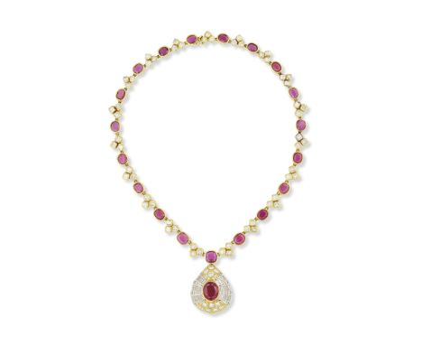 COLLIER RUBIS ET DIAMANTSLe pendentif formant une goutte, serti d'un rubis de taille ovale pesant 8.17 carats, de diamants de
