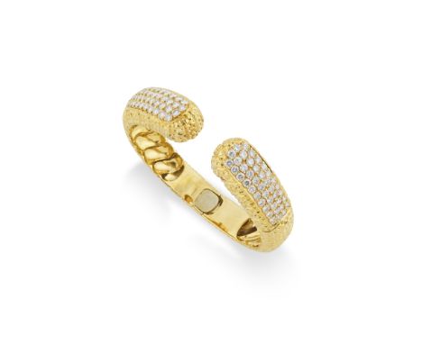 BRACELET JONC OR ET DIAMANTSFormant un jonc bombé ouvrant en or jaune, serti de diamants de taille brillant,  poinçons frança