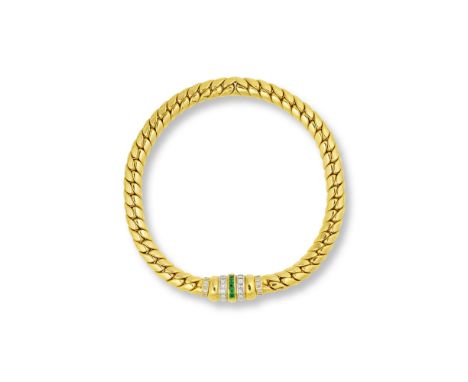 COLLIER EMERAUDES ET DIAMANTSComposé d'une maille souple tressée en or jaune, serti aux extrémités de diamants de taille bagu