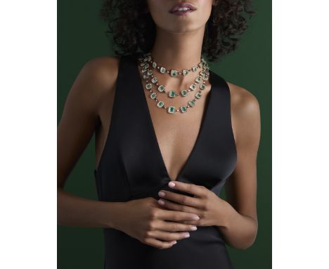 ATTRIBUE A CHARLES HALET: COLLIER EMERAUDES ET DIAMANTS, FIN DU 19E SIECLEFormant trois rangs en chute composés d'une success