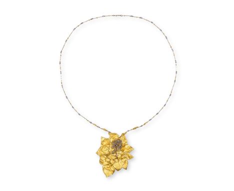 COLLIER OR ET DIAMANTSLe pendentif formant une feuille en or jaune texturé, serti clos au centre de diamants de taille brilla