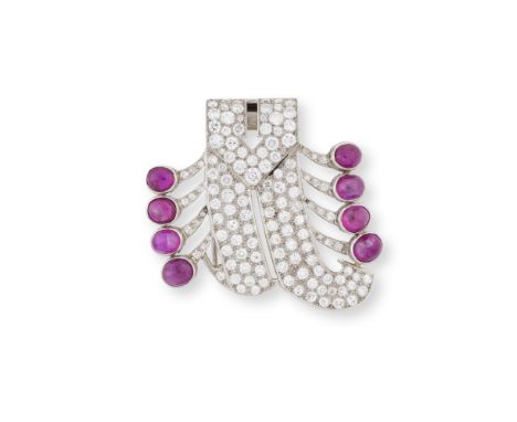 CLIP RUBIS ET DIAMANTS, CIRCA 1930Formant une flèche stylisée, sertie de diamants de taille ancienne et de taille 8/8, accent