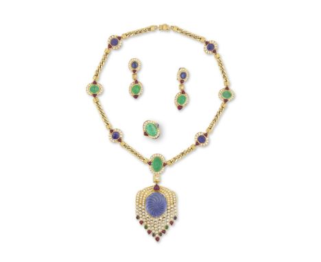 PARURE SAPHIRS, EMERAUDES, RUBIS ET DIAMANTSComprenant une paire de boucles d'oreilles, une bague et un collier, sertie sur l