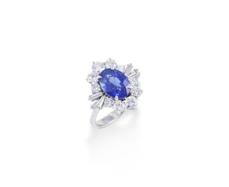 BAGUE SAPHIR ET DIAMANTSSertie au centre d'un saphir de forme ovale dans un entourage de diamants de taille brillant et de ta