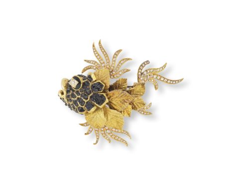 CHRISTIAN DIOR: BROCHE CLIP OBSIDIENNE, AGATE ET DIAMANTS, CIRCA 1970Formant une rascasse stylisée, le corps composé de feuil