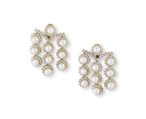 PAIRE DE BOUCLES D'OREILLES PERLES DE CULTURE ET DIAMANTSChacune sertie de dix perles de culture et de diamants de taille bri
