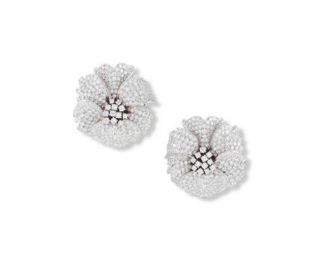 PAIRE DE CLIPS D'OREILLES DIAMANTSChacune formant une fleur, sertie sur l'ensemble de diamants de taille brillant, poinçons f