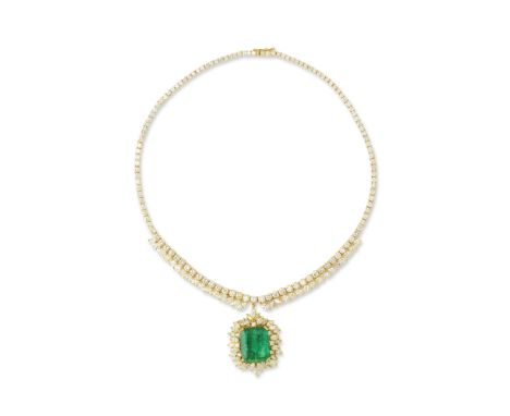 COLLIER EMERAUDE ET DIAMANTSLe pendentif détachable centré d'une émeraude de forme rectangulaire à pans coupés pesant 19.06 c