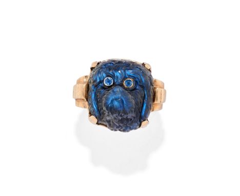 BAGUE LABRADORITESertie au centre d'un cabochon de labradorite en forme de tête de chien, accentuée de deux saphirs de forme 