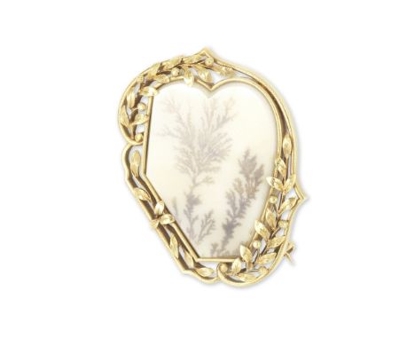 BROCHE AGATE DENDRITIQUECentrée d'une plaque d'agate dendritique de couleur crème et brune, sur une monture feuillagée en or 