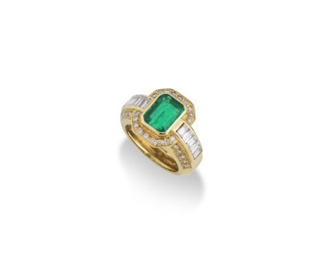 BAGUE EMERAUDE ET DIAMANTSDe forme octogonale, sertie au centre d'une émeraude de taille rectangulaire à pans coupés, dans un