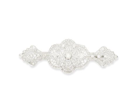 BROCHE DIAMANTS, CIRCA 1910De forme géométrique, sertie sur l'ensemble de diamants de taille ancienne sur une monture ajourée