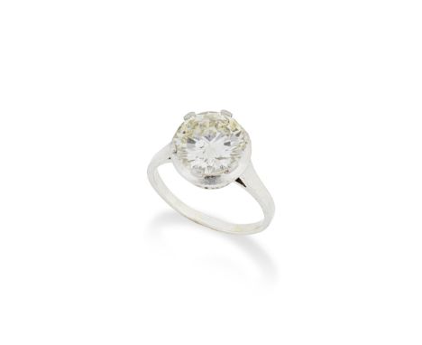BAGUE SOLITAIRE DIAMANT, CIRCA 1920Sertie griffe au centre d'un diamant demi-taille, poinçon français d'import pour le platin