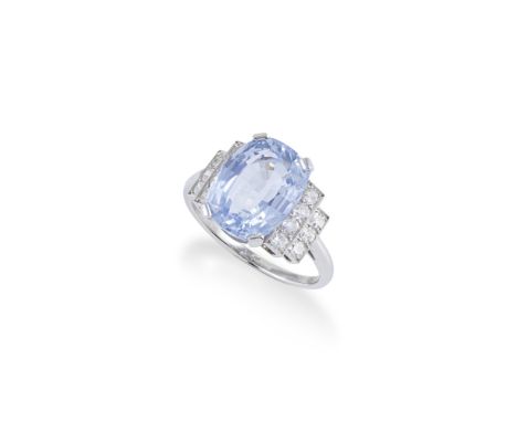 BAGUE SAPHIR ET DIAMANTSSertie griffe au centre d'un saphir de forme coussin ovale, épaulée de diamants de taille 8/8, poinço
