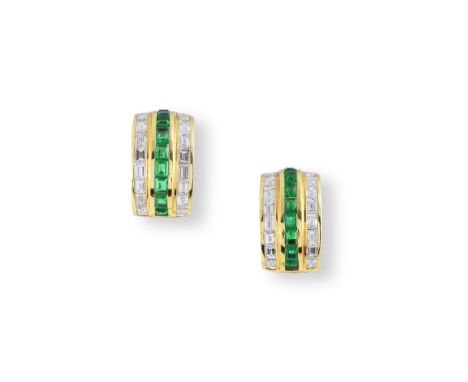 ATTRIBUÉE À PATEK PHILIPPE: PAIRE DE BOUCLES D'OREILLES EMERAUDES ET DIAMANTSChacune centrée d'une ligne d'émeraudes calibrée