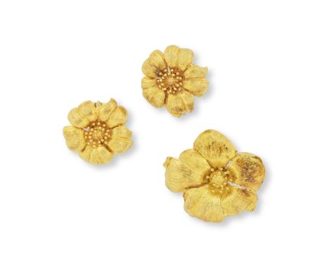 ILIAS LALAOUNIS: DEMI-PARURE ORFormant trois fleurs stylisées en or jaune, comprenant une paire de clips d'oreilles et une br