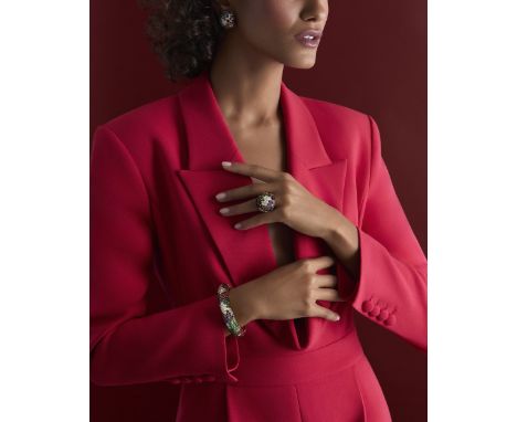PARURE EMERAUDES, SAPHIRS, RUBIS ET DIAMANTSDe forme bombée, comprenant une bague, une paire de clips d'oreilles et un bracel