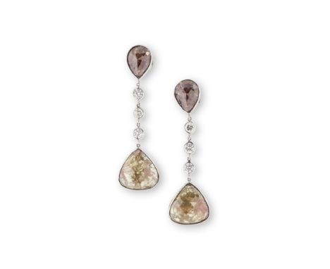 PAIRE DE PENDANTS D'OREILLES DIAMANTSChacune retenant deux diamants facettés de couleur verte et orange de forme poire et tro