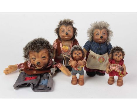 5 Steiff Meckis dabei vierköpfige Meckifamilie mit Mucki 3712.80, Macki 3712.70, Micki 7628/17 und Mecki 7627/17 sowie Handpu