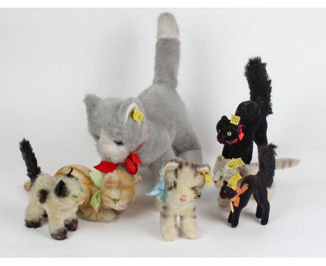 5 Steiff Katzen u.a. überwiegend mit Steiff-Knopf und Schild ab 1970 ausgeführt, dabei graue Katze *Mizzi* 2720/22, 3 Katzen 