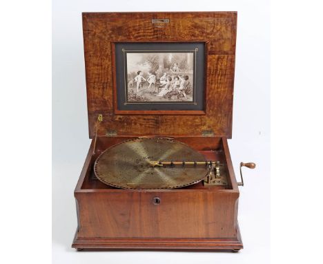 Polyphon mit 25 Platten um 1900 fast quadratisches Nußbaumgehäuse mit scharniertem Deckel, Deckel mit Zierintarsien, innen mi