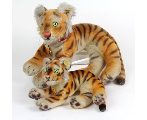 2 Steiff Tiger 1970er Jahre mit Steiff-Knopf und Schild ausgeführt, 2 verschieden liegend ausgeführte Tiger 0910/17 und /28, 