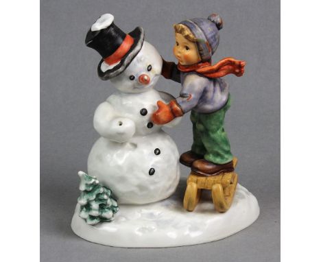 Hummelfigur *Winterfreunde* Porzellan gemarkt Goebel Germany, Hummelfigur 2002/0, Malersignet, Hummel-Bub auf Schlitten neben