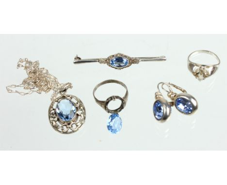 Posten Art-Deko Schmuck Silber 835, 925 u.a., dabei Art Deco Nadel mit oval facettiertem hellblauem Spinell in Millegriffes-F