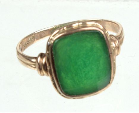 Antiker Ring mit grünem Achat - GG 333 punziert Gelbgold 333 (8 Karat), ca. 2,65 Gramm, rechteckiger leicht gerundeter quer z