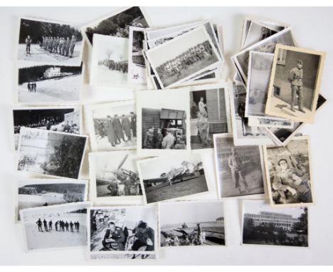Posten Militärfotos II. WK 55 kleinformatige SW Fotos mit Militär Portrait- bzw. Gruppenaufnahmen, dabei einige aus dem damal