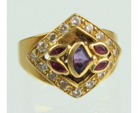 Amethyst Rubin Ring - GG 750 punziert Gelbgold 750 (18 Karat), ca. 4,15 Gramm, rautenförmiger Ringkopf mit einem dreipassig f