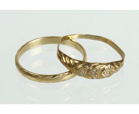 2 Damen Ringe - GG 333 punziert Gelbgold 333 (8 Karat), ca. 2 Gramm, beide in schlichter leicht verzierter Form gearbeitet, e