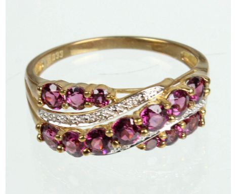 Tocantin Granat Ring mit Brillanten - GG 333 punziert Gelbgold 333 (8 Karat), ca. 3,55 Gramm, Ring mit dreifachem geschwungen